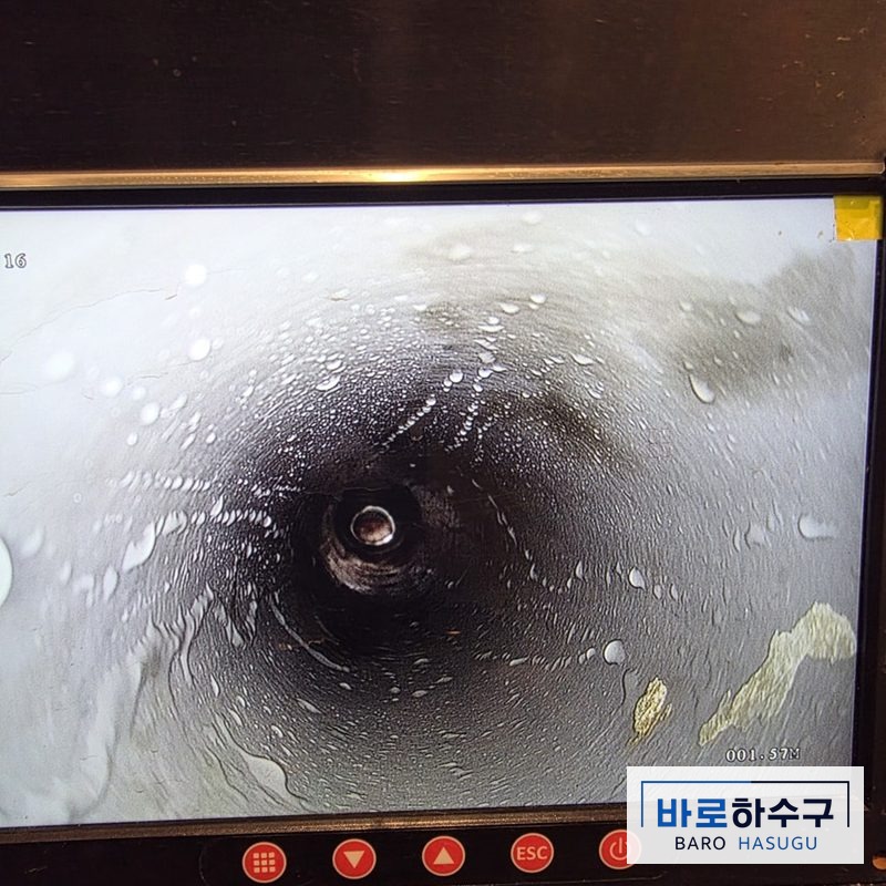 석회를 깎아낸 뒤 관 벽이 그대로 드러난 욕실 배관 내시경 화면