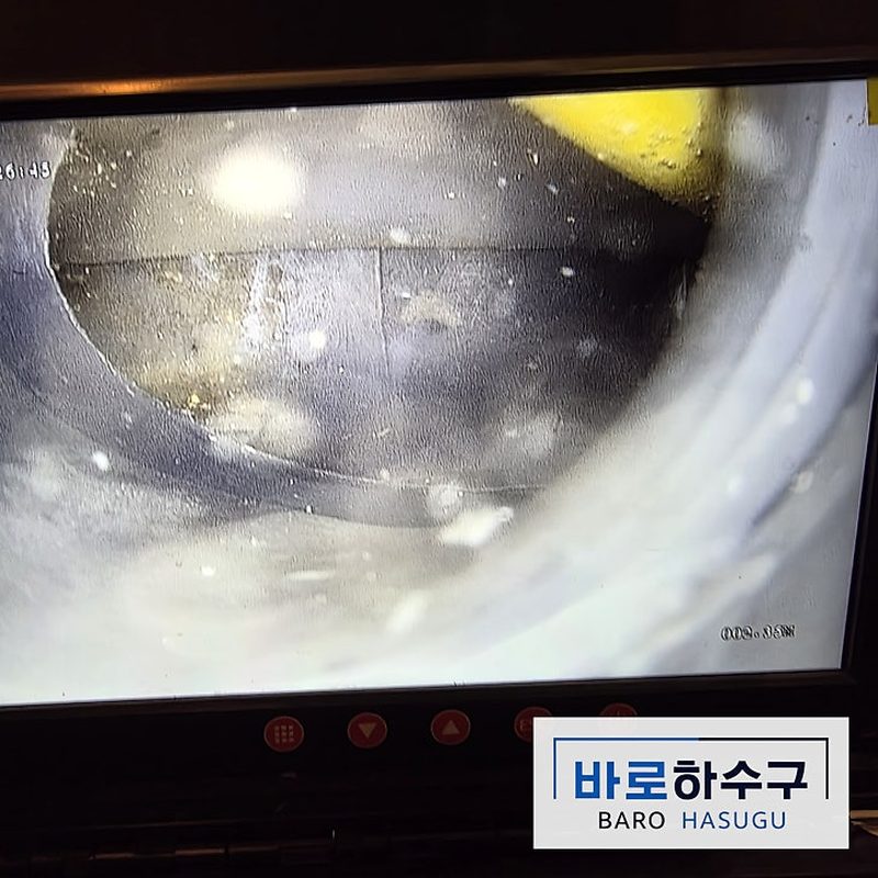 세척 후 기름때가 걷히고 관 벽이 드러난 배관 내시경 화면