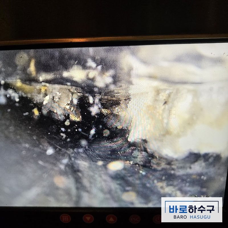 배관 내시경 화면, 기름때가 관 벽을 두껍게 덮어 통로가 절반 이하로 좁아진 작업 전 상태