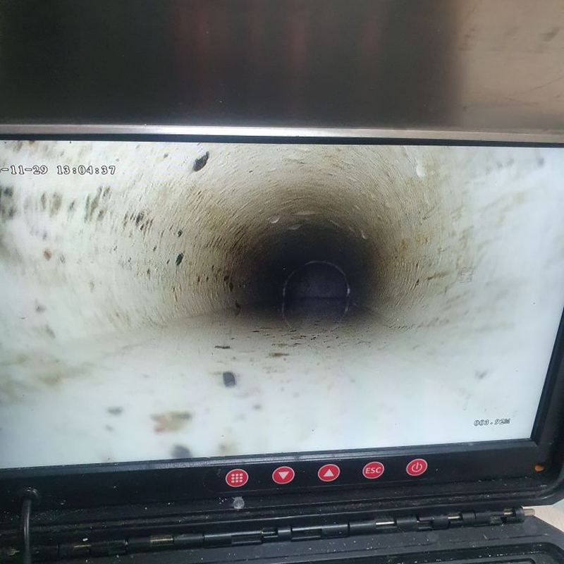 고압 세척 뒤 관 벽이 드러난 배관 내시경 화면